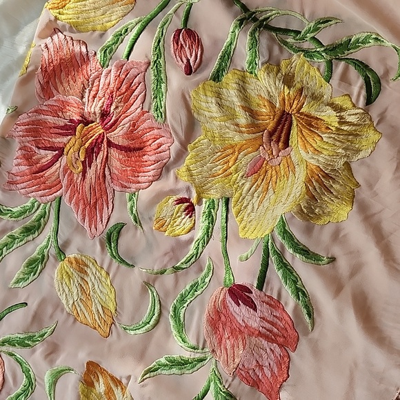 Vintage Gorgeous Rare Cleaned Silk Embroidered Floral Fringe Piano Shawl, $195 - Picture 6 of 12